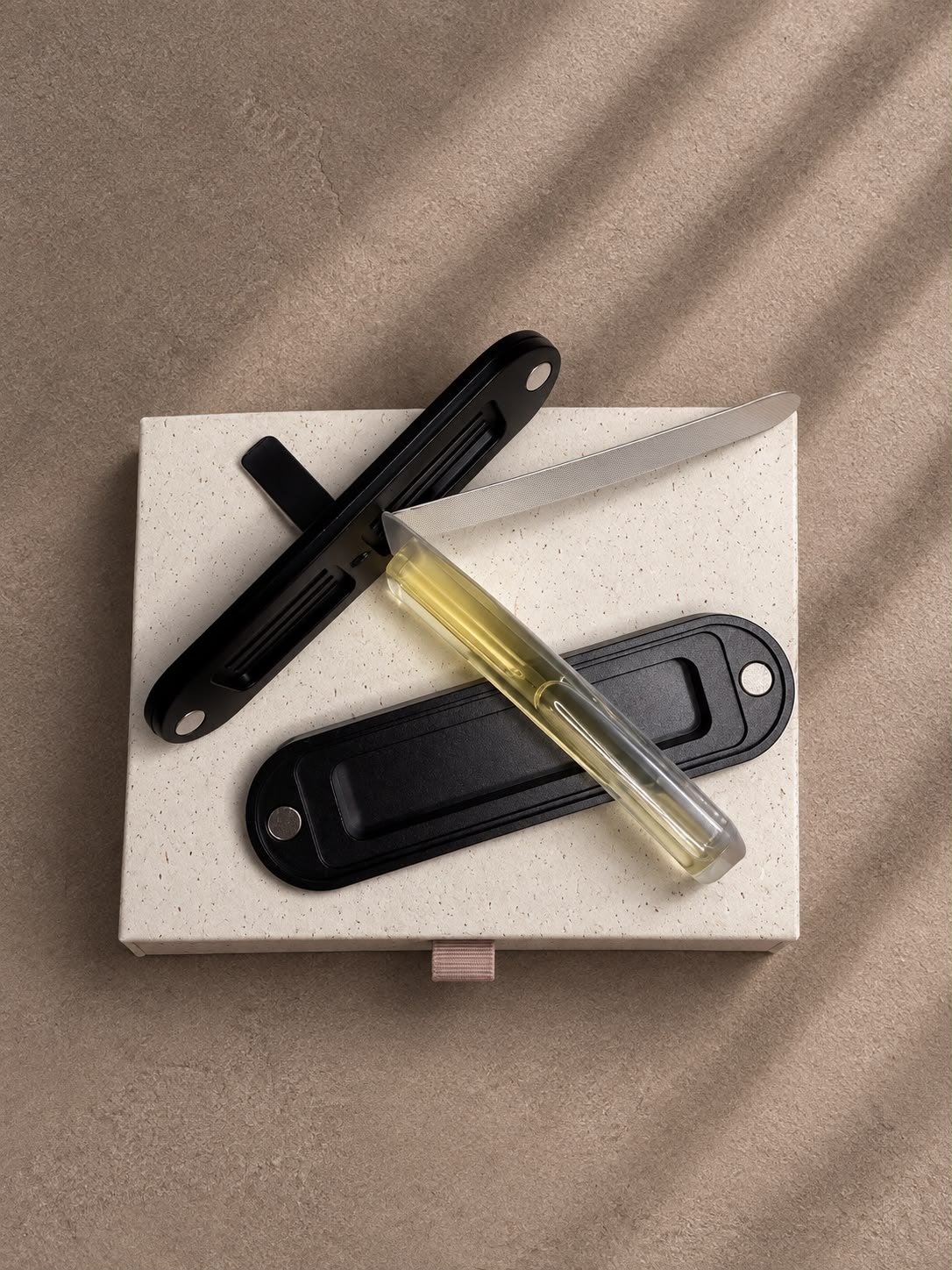 VENTORÉ car vent diffuser clip opened showing magnetic refill housing